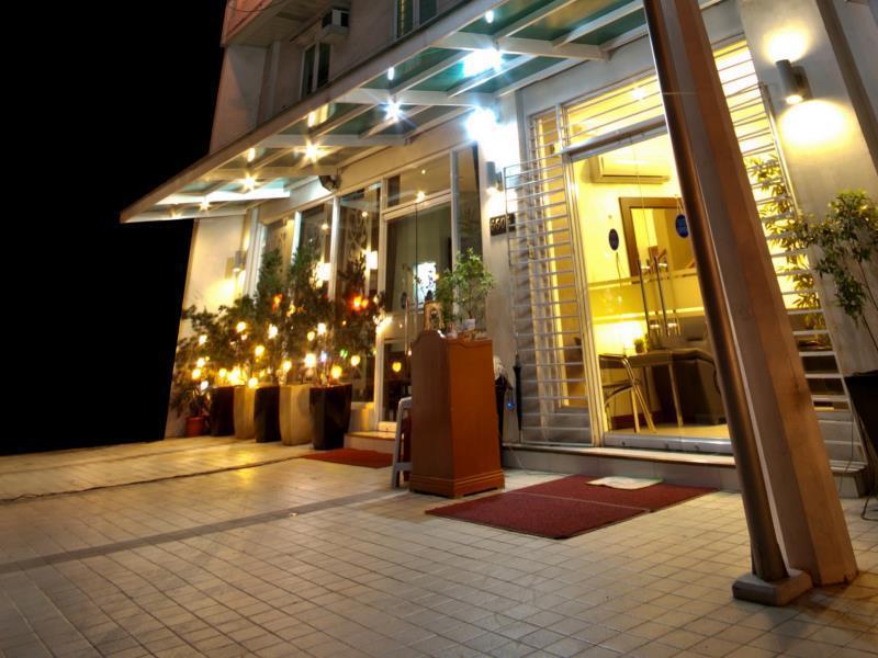 Avitel Hotel Makati City Exterior photo