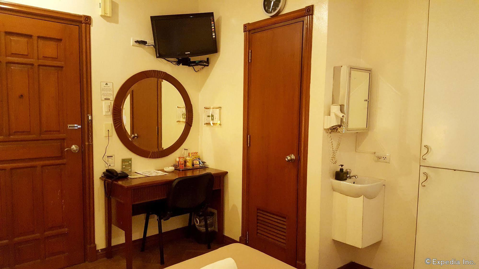 Avitel Hotel Makati City Exterior photo