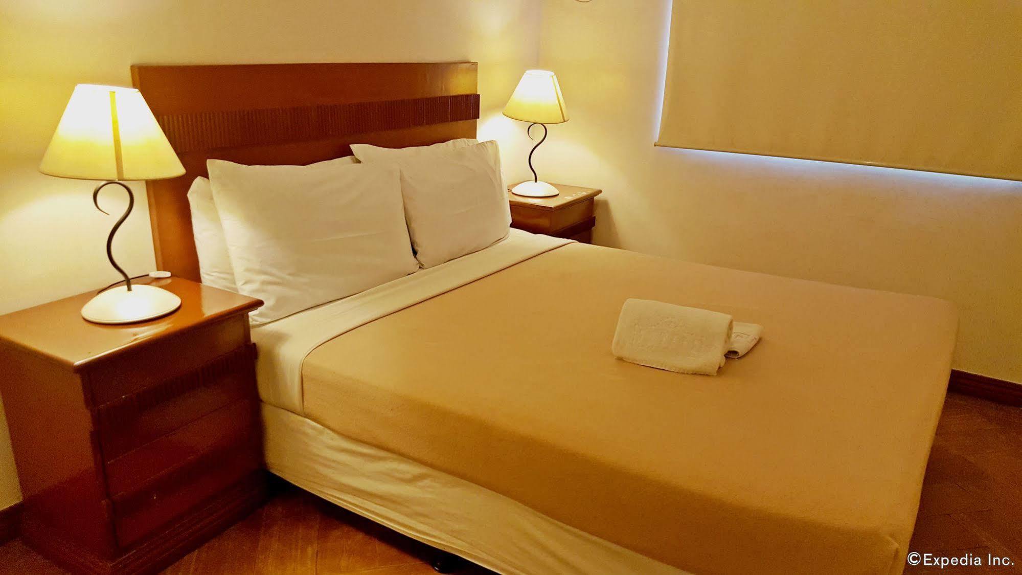 Avitel Hotel Makati City Exterior photo