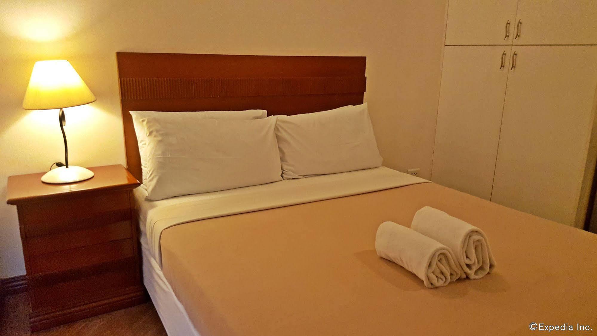 Avitel Hotel Makati City Exterior photo