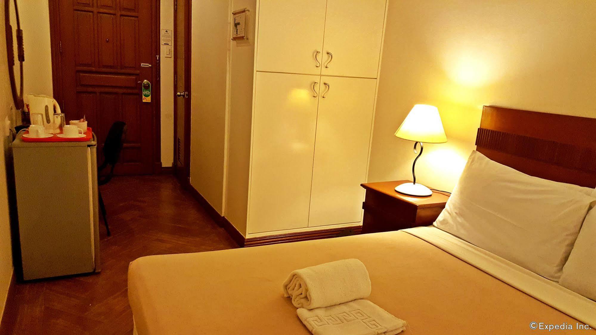 Avitel Hotel Makati City Exterior photo