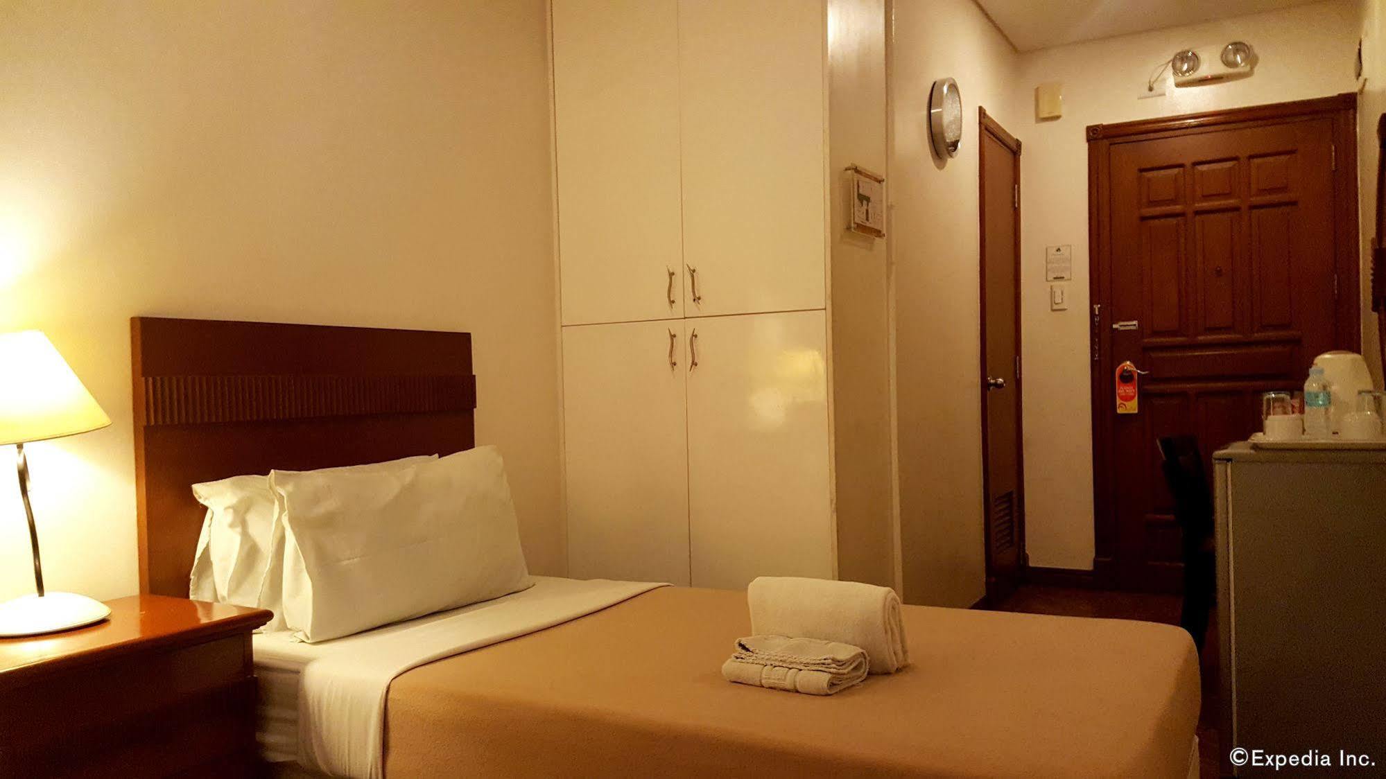 Avitel Hotel Makati City Exterior photo